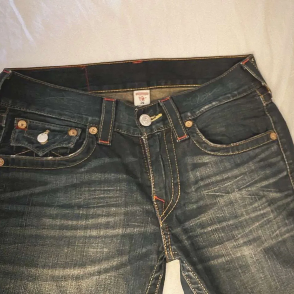 Ett par underbara true religion jeans i storlek W29 L32 (S/M)  Mått: Midjemått: 39cm (tvärs över) Inerbenslägd : 85cm Hör av dig vid frågor  . Jeans & Byxor.