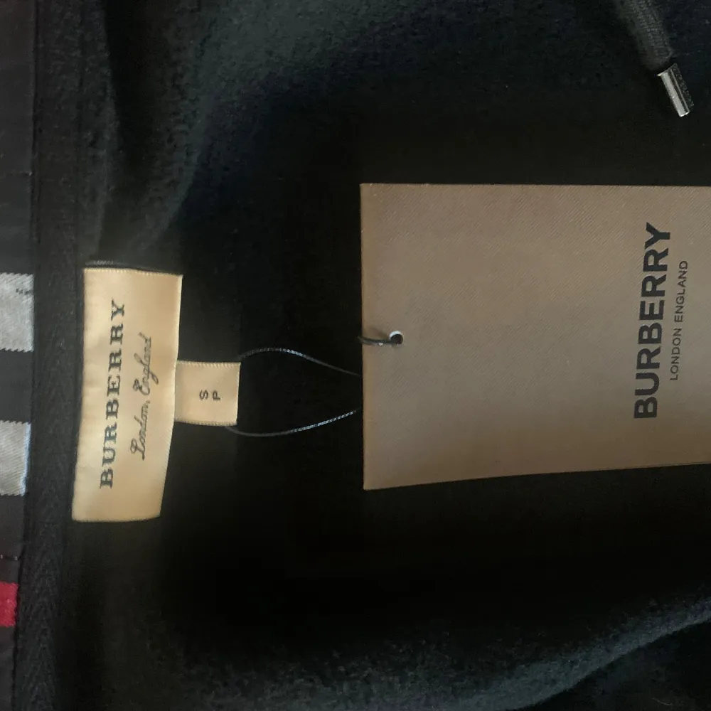 Burberry kofta. 10 av 10  . Hoodies.