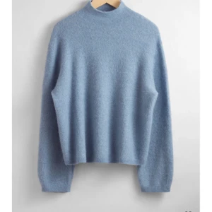 Stickad tröja  - En medel tjock stickad tröja från zara i fint skick. Skriv för fler bilder 