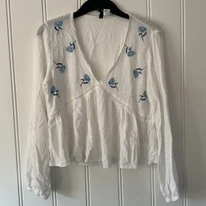 Söt blus  - JätteSöt blus från Divided ❤️ storlek 36. Inte mycket använd. Sitter så fint