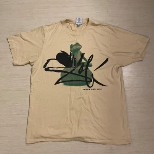 Peaks & Mini T-Shirt - Peaks & Mini t shirt i storlek M men passar S, knappt använd i bra skick med tryck bak och fram.