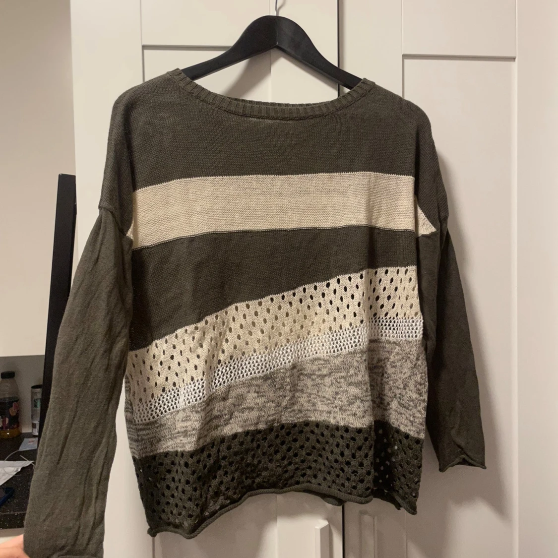 Randig stickad tröja i jordnära toner - 90