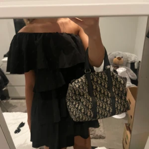 Svart volang one shoulder klänning - Jättefin!💓 Passar M