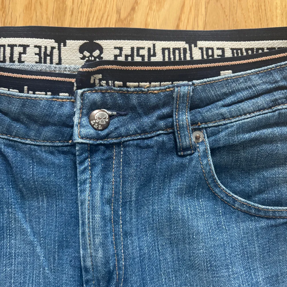 Snygga jeans med en cool design. Storlek 170 men passar som 30/30. I fint skick. Ifall mått önskas var god kontakta mig!. Farkut & Housut.