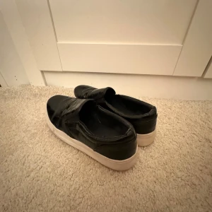 Svarta NA-KD sneakers - Svarta sneakers i ormskinn design från NA-KD💕 strl 39/38