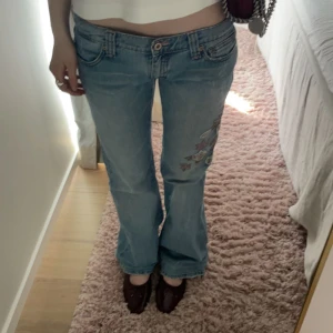 Lågmidjade jeans - Säljer ett par så fina lågmidjade och utsvängda jeans❤️säljer då dem är för stora midja är 38 och innerbenslängden 80