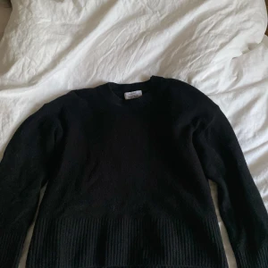 & Other Stories Svart Stickad Tröja - Använd några gånger men i fint skick. Storlek XS men passar S. Säljer då jag inte använder den. Skriv gärna för fler bilder eller frågor💞