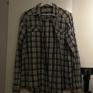 Lundhags Flanell  - Flanell skjorta från Lundhags i ny skick! Storlek M, sitter som S! Skriv pm vid funderingar!