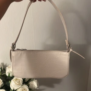 Väska Ginatricot  - Kräm vit väska från Ginatricot 