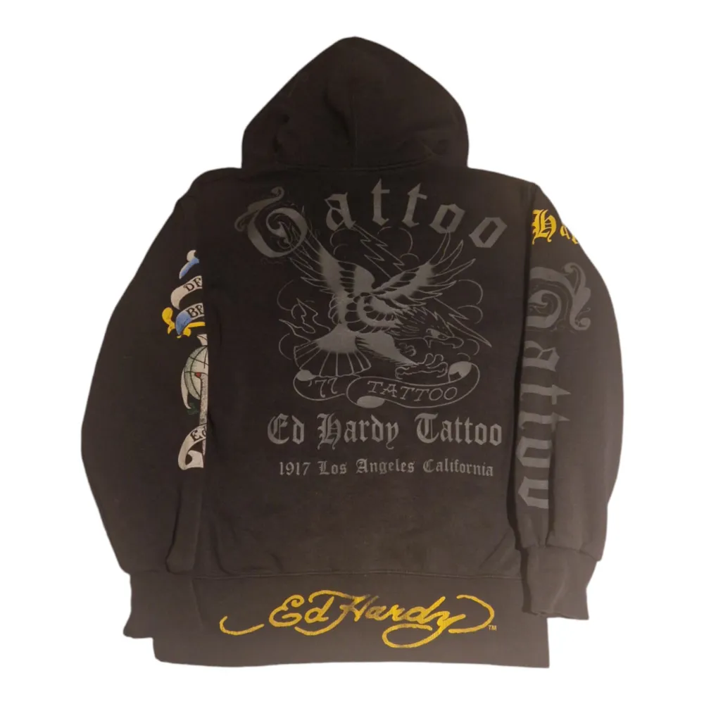 Riktigt fet Ed Hardy Hoodie. Lite slitage längst ut på båda armarna men inget man märker. Kan gå ner i pris vid snabb affär.. Hoodies.