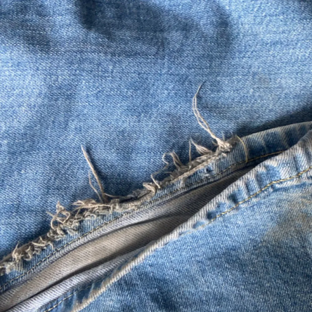 Lågmidjade bocout jeans vintage från Levis i modellen 529,midja 74 inneben 80.Jätte fint skick däremot lite slitningar längst ner som man ser på sista bilden.Pris går att diskutera. Jeans & Byxor.