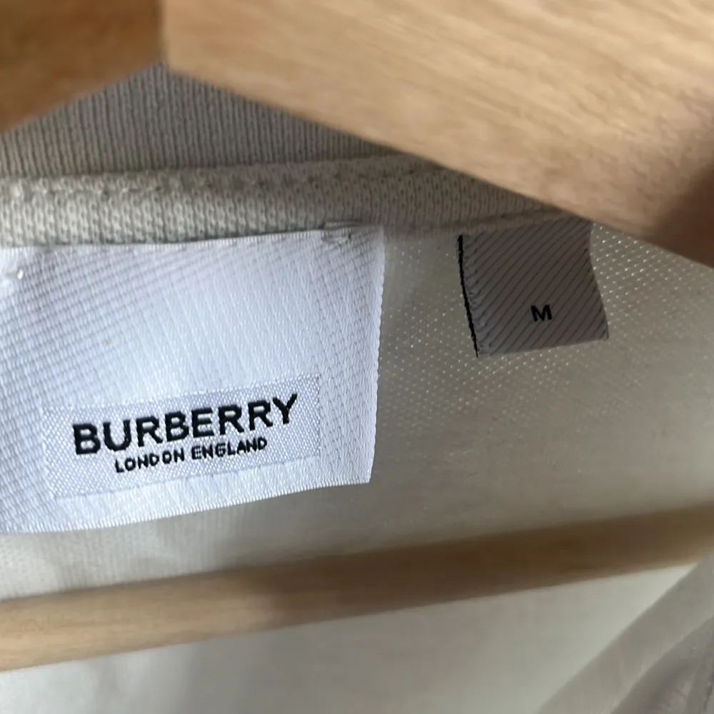 Medium burberry rugbytröja. För stor för mig personligen. Helt ny skick har bara andvänts 1 gång. . Skjortor.