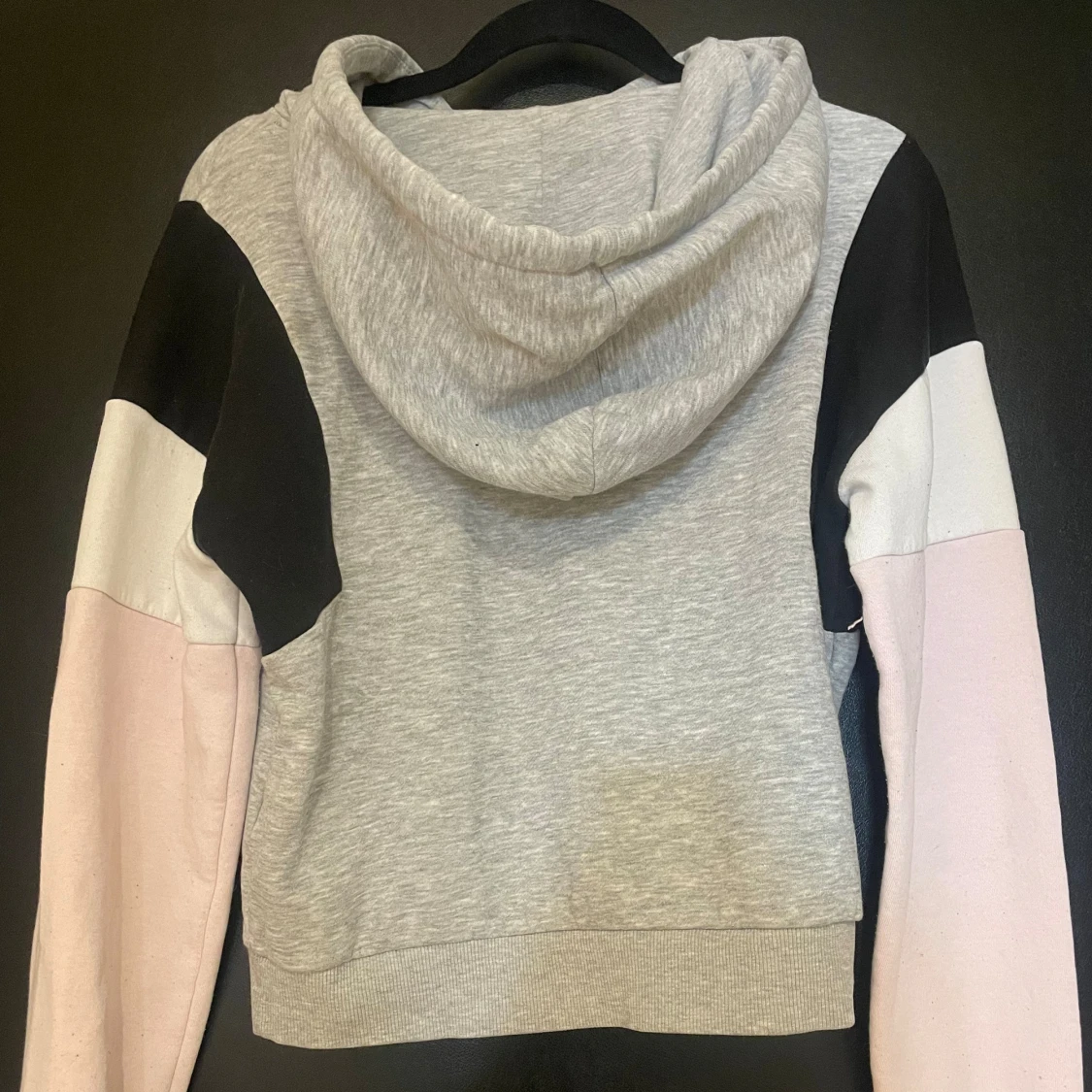 Grå hoodie med färgblock - 92