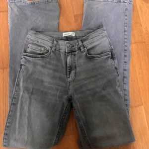 Bootcut jeans  - Säljer mina gråa bootcut jeans ifrån Gina Tricot då de inte kommer till användning längre. Jeansen är i storlek 36. 