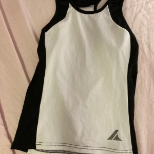 Träningslinne - Detta är ett bra träningslinne med bra kvalitet. Linnet är mest för padel och tennis men funkar till massa andra idrotter. Priset kan sänkas!