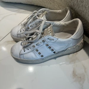 Valentino sneakers - Säljer mina valentino sneakers i storlek 39. De är i användt skick men funkar bra, äkta givetvis!