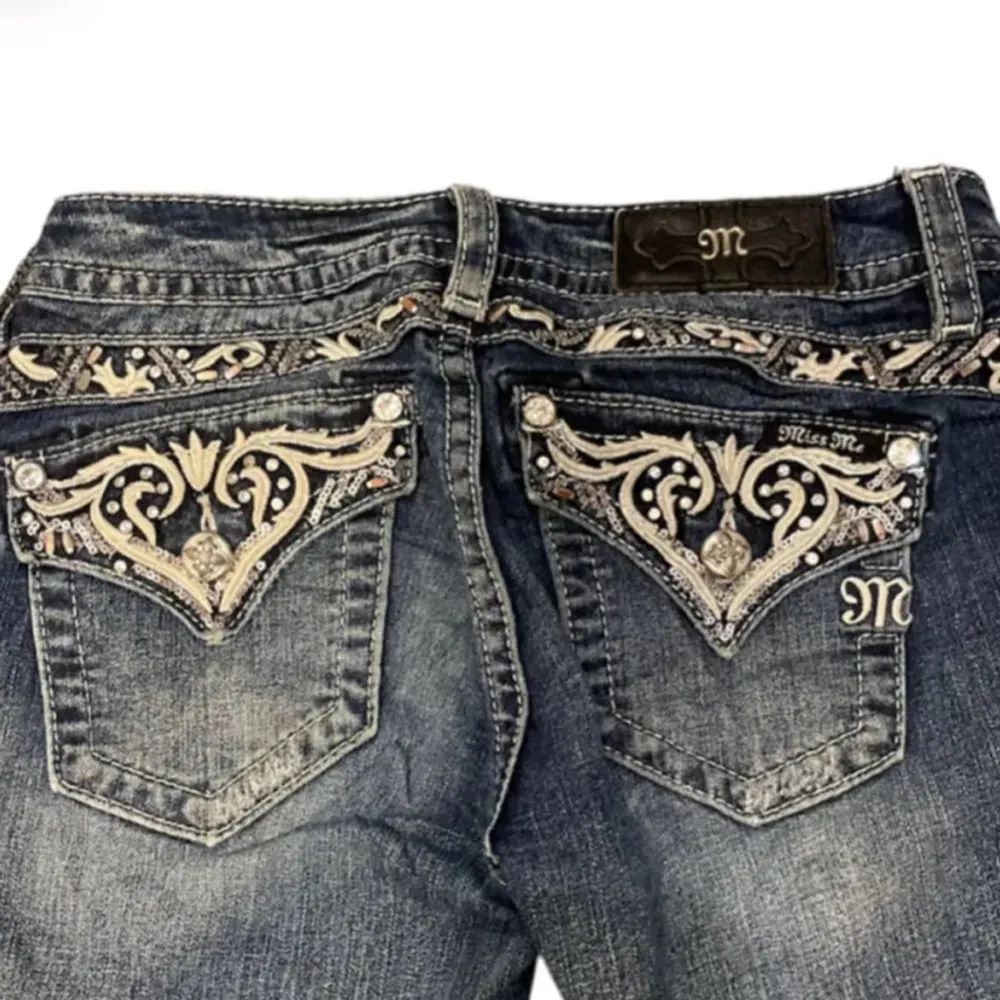 Low waist bootcut jeans i jättebra skick!! Storlek 27. Skriv för frågor💗💗. Jeans & Byxor.