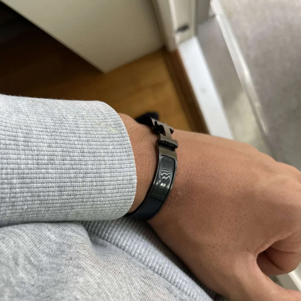 Ett riktigt fint Hermes armband för herrar som kan komplettera en outfit riktigt fint! Hör av er vid fler frågor:). Accessoarer.