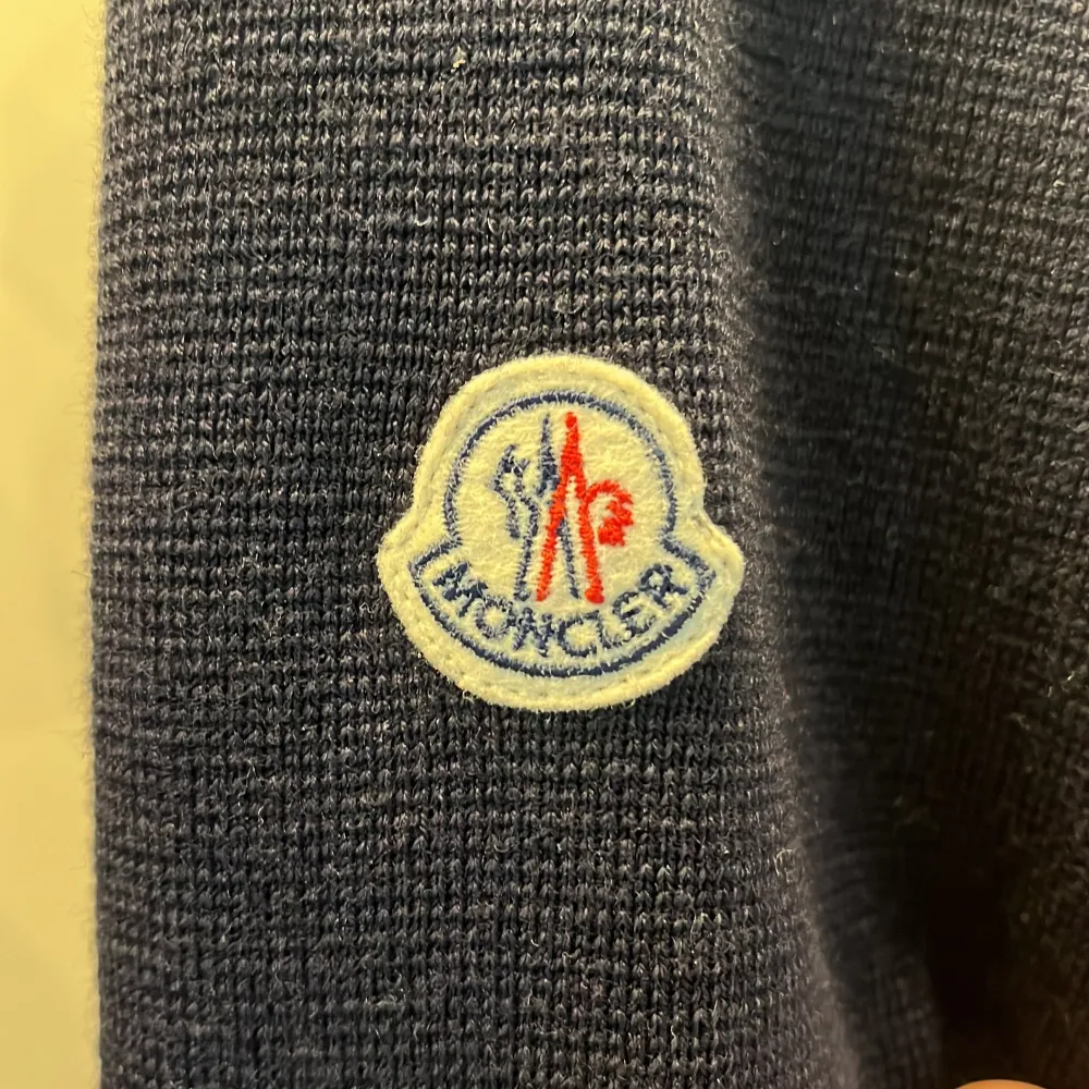 Säljer denna feta moncler cardigan i färgen navy! Storlek M men passar S då den är lite mindre i storlek. Skicket är 8/10 väldigt bra skick endast en liten reva på handleden (se bild 4) köpt på Garmsmarket! Hör av er vid minsta fundering. Jackor.