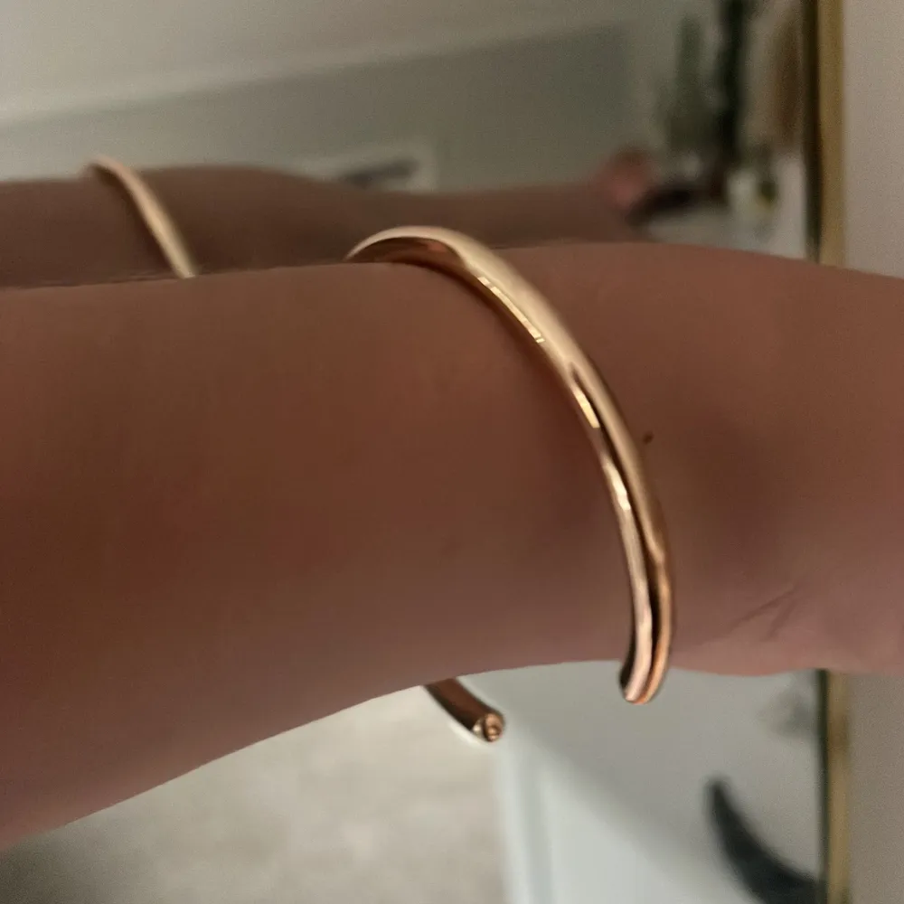 ett fint guld armband som inte används, tyvärr vet jag inte vart den är ifrån då den är köpt i London men bra kvalite. Accessoarer.