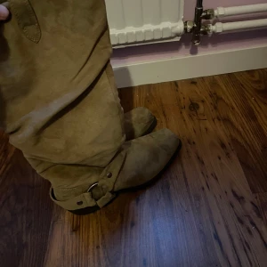 Snygga boots beige 39/40 - Helt nya men inte riktigt min stil! Köpte dem för 1000kr i spanien😊 har bara använt två gånger🙌