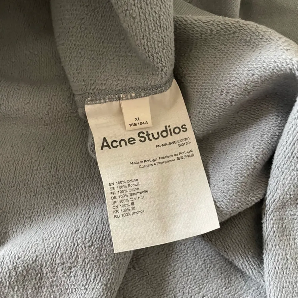 Grå Acne studios hoodie i riktigt bra skick. Product code: FN-MN-SWEA000261 - Light Grey with Navy Blue Logo  Nypris: 4000kr. Pris går att diskutera!. Hoodies.