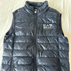 EA7 väst - EA7 vest. Står storlek s men passar folk som är 165 ungefär. Skick 8/10 inte så mycket använd och finns inga defekter.