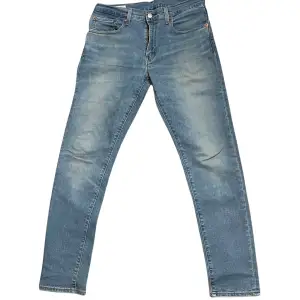 Levis 512 jeans i storlek 31/32 i ljusblå färg.   Passform: slim taper Skick: 8/10