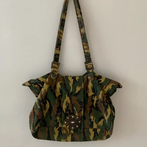 Vintage camouflage bag - 🪩 Camouflage väska från tidigt 2000-tal, toppskick! Rymlig och underbara detaljer. 🪩