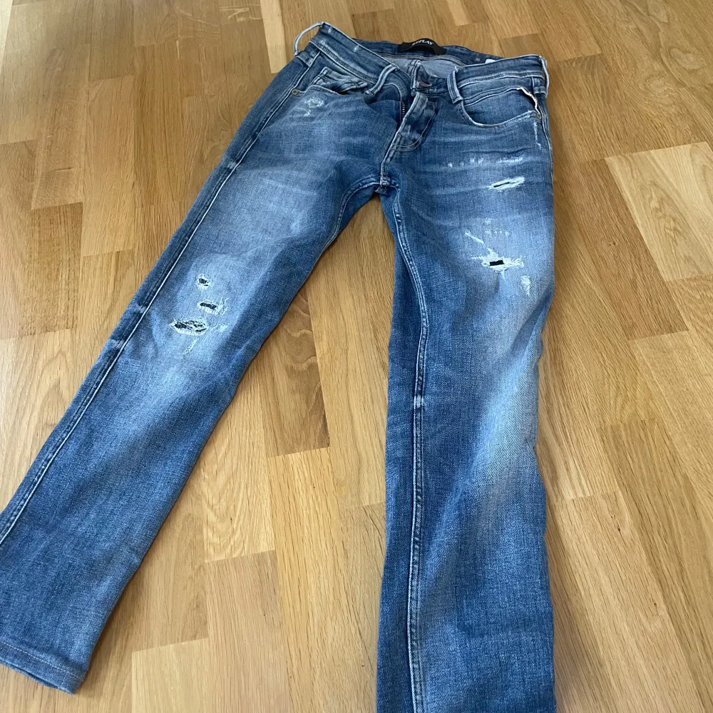 Ett par Replay jeans i modellen anbass 30/32. Skick 10/10 aldrig använda  Skriv för fler frågor. Jeans & Byxor.