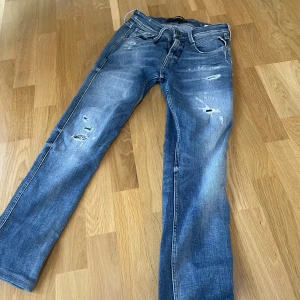 Replay 30/32 - Ett par Replay jeans i modellen anbass 30/32. Skick 10/10 aldrig använda  Skriv för fler frågor