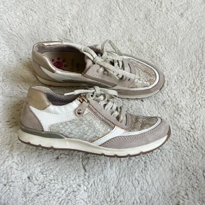 Snygga softwalk sneakers 37 - Så fina unika sneakers i storlek 37, från softwalk. Mycket bra skick och kvalitet. Y2k inspirerande ❣️