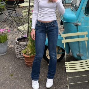 Snygga lågmidjade bootcut jeans från zara - Mycket fina jeans! Storlek 32 men stretchiga i materialet, midjemått 33-34cm och innerbenslängd 80cm💕