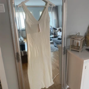 Stickad klänning - Ny med prislapp, & en slit vid sidan 🌸
