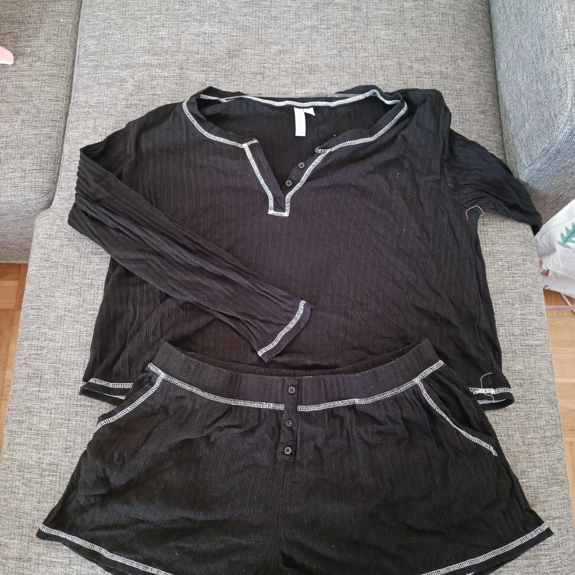 Svart ribbad tröja från Joyspun