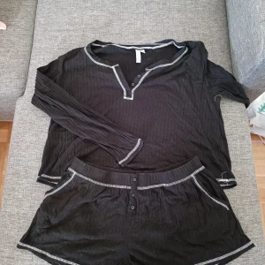 Svart ribbad tröja från Joyspun - Säljer en svart ribbad tröja från Joyspun i storlek M. Tröjan har långa ärmar och knappar framtil. det är ett pjamas sätt med shorts till 🤍🖤 Obs betalning sker via swish 