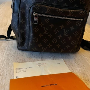 Louis Vuitton ryggsäck ( josh backpack) - Finns en liten repa på vänster sidan av ryggsäck vid dragkedjan 