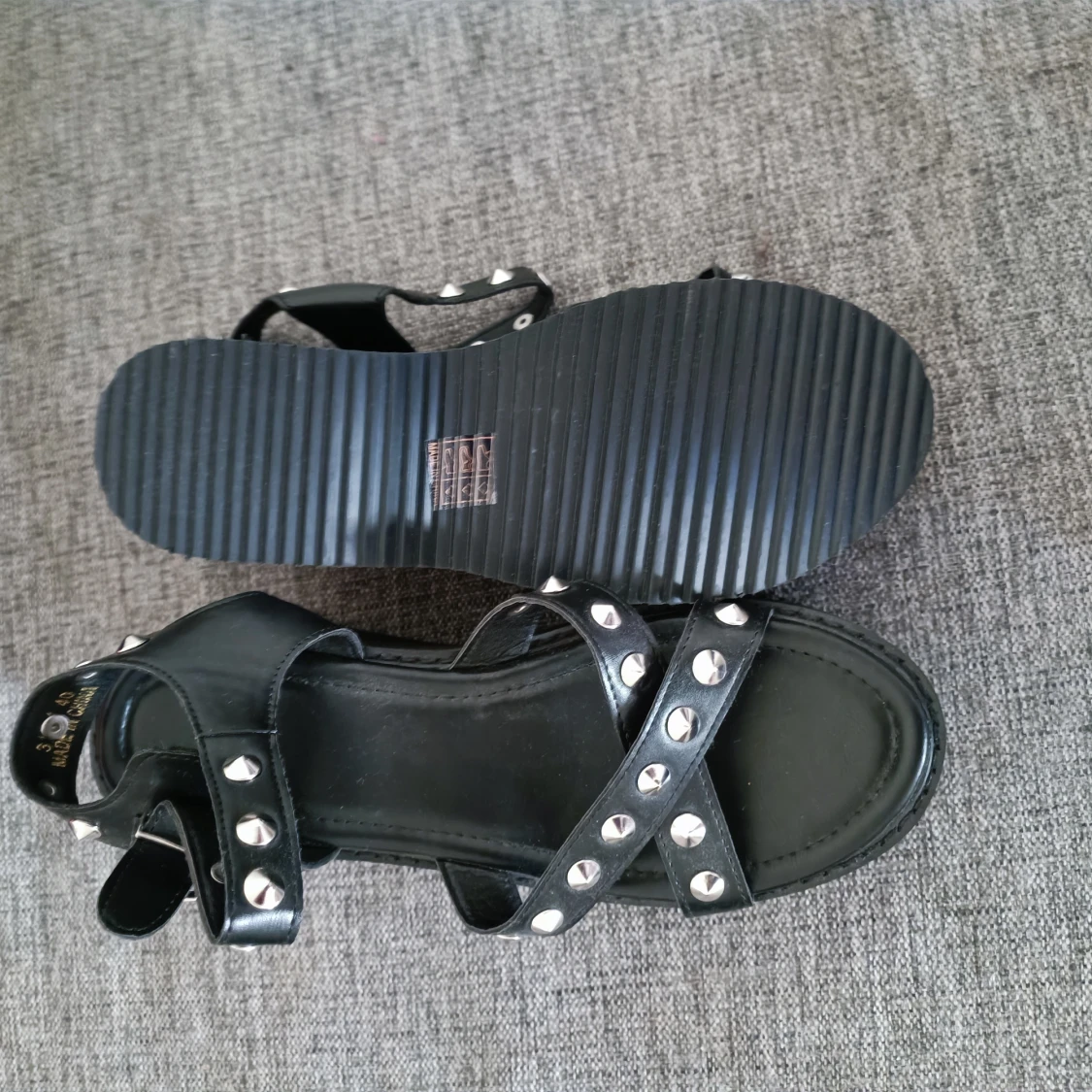 Svarta sandaler med nitar - 92