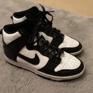 Nike sneakers  - Använd en säsong, lite fläckar som man ser på bilderna 