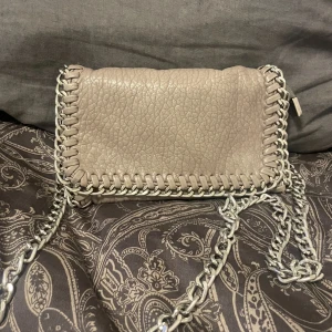 Tiamo väska  - en tiamo väska som är använd några gånger men för det mesta inte används alls, jätte fin 🤍