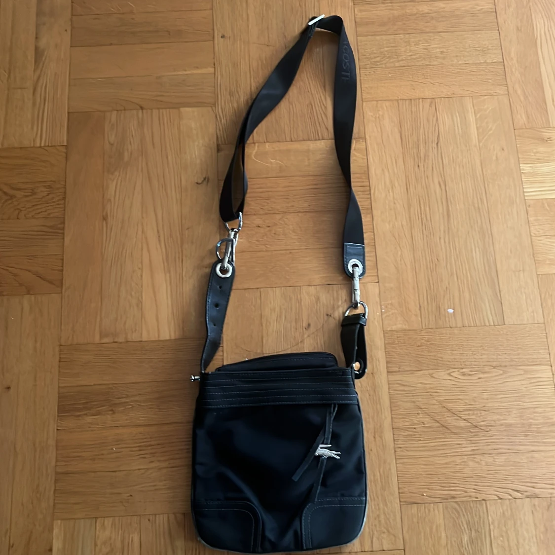 Lacoste väska 200 SEK