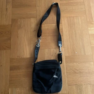 Lacoste väska 200 SEK - Den är i bra skick och säljer den endast för 200kr.