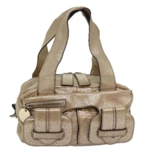 Chloe väska - Ursprung: Italien Material: läder Färg: guld  Tillbehör: inga Exteriör: Bra skick, med några små tecken på användning.  Insida: Bra skick, med några små tecken på användning. B 30cm x H 18cm x D 15cm
