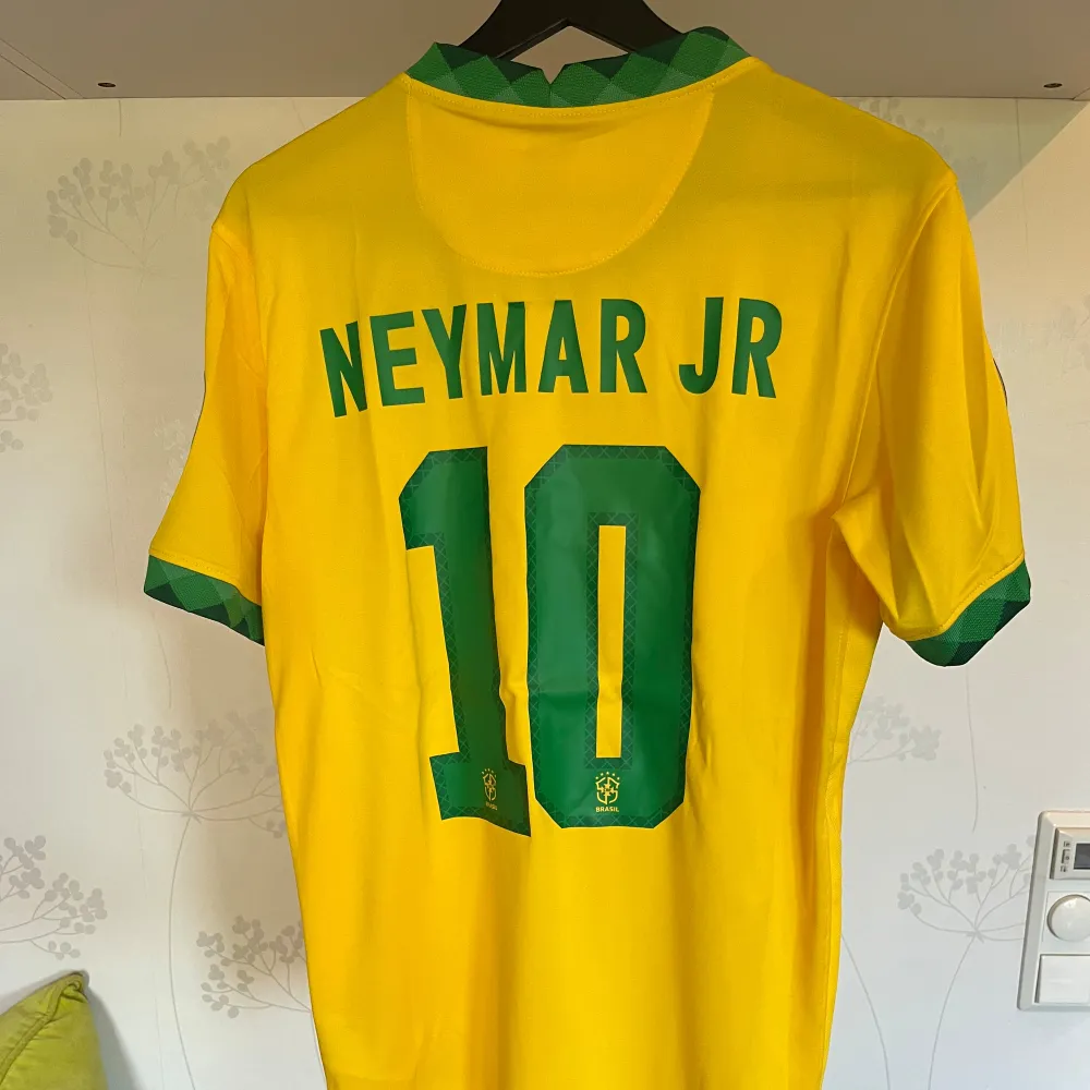 Brazil Home Kit 2020/21 Neymar Jr Small  Med tags Final tröja Brasilien-Argentina 2021 Finns ett litet märke vid patchen. Sportswear.