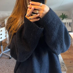 Gina tricot stickad teöja - Jättemysig stickad från Gina! Säljer då den är för stor för mig. Den ser lite sträv och nopprig ut på bilderna men det uppfattas inte alls i verkligheten!