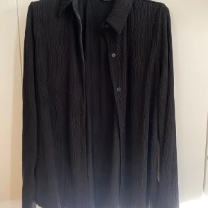 Svart set  - Svart set från Gina Tricot, byxor medföljer. Använd 2 gånger och sitter så fint på