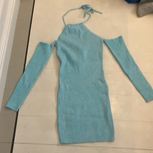 Tight klänning -  superfin tajt blå klänning sitter perfekt men inte i min still lappen sitter kvar(aldrig använd)pris kan diskuteras