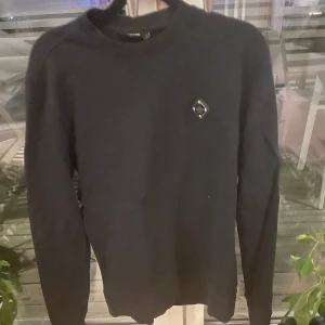 J.linberg tröja - Tjena, säljer en av mina J.lindberg pga av den är för liten. Tröjan är i S och är svart.