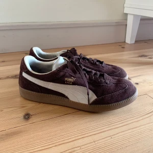 Puma-sneakers - Bruna sneakers från Puma, liknar Adidas Samba men lite roligare! Passar mig som brukar ha storlek 39, är mer brunbruna i verkligheten 🩷