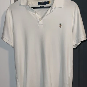Ralph Lauren Piké  - Säljer min vita Ralph Lauren piké eftersom att jag har bytt klädstil. Inga defekter och skönt material 